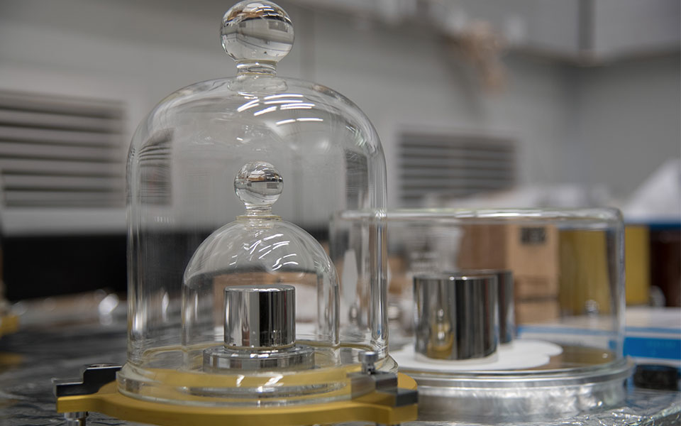 Why the kilogram was redefined: the end of the metal cylinder